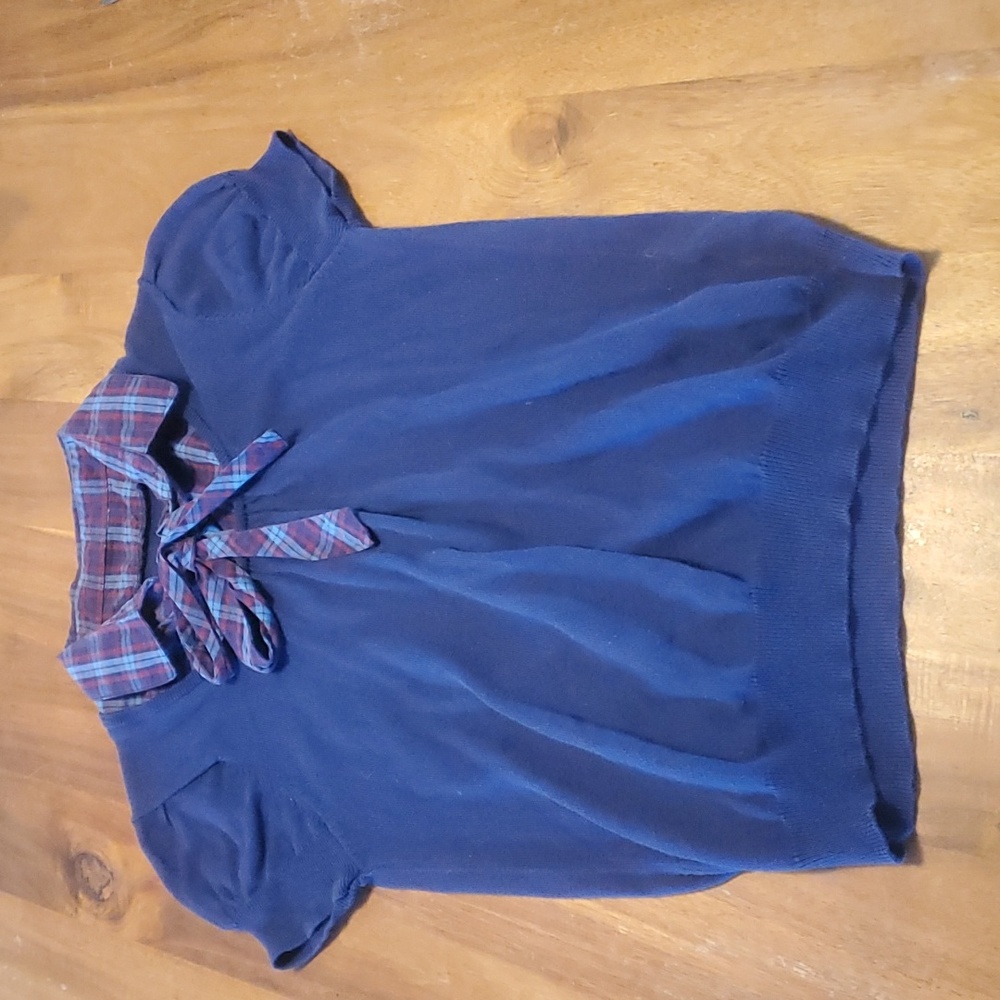 H&M blue top with integrated checkered collar and bow.